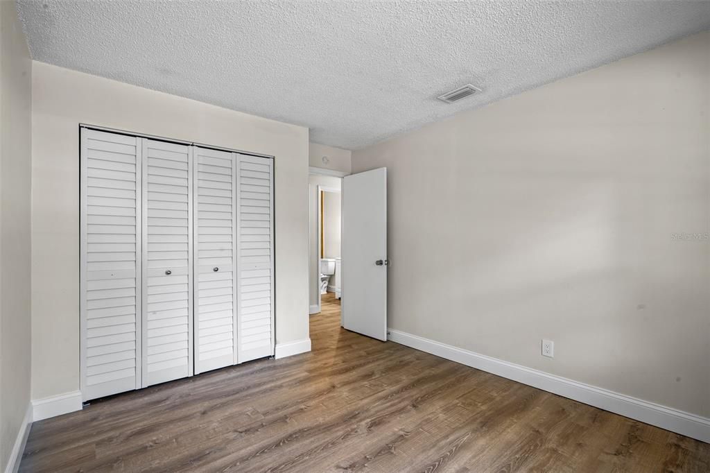 合同活跃: $249,900 (3 贝兹, 1 浴室, 1017 平方英尺)