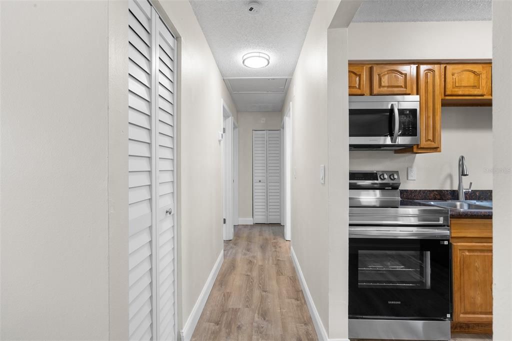 合同活跃: $249,900 (3 贝兹, 1 浴室, 1017 平方英尺)