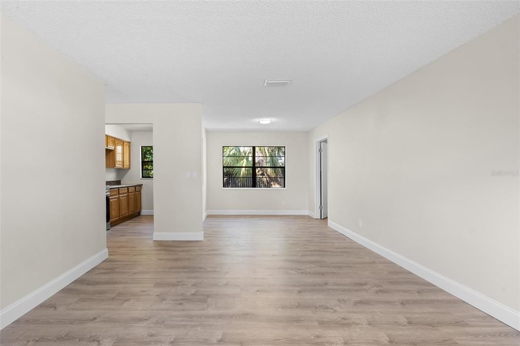 合同活跃: $249,900 (3 贝兹, 1 浴室, 1017 平方英尺)