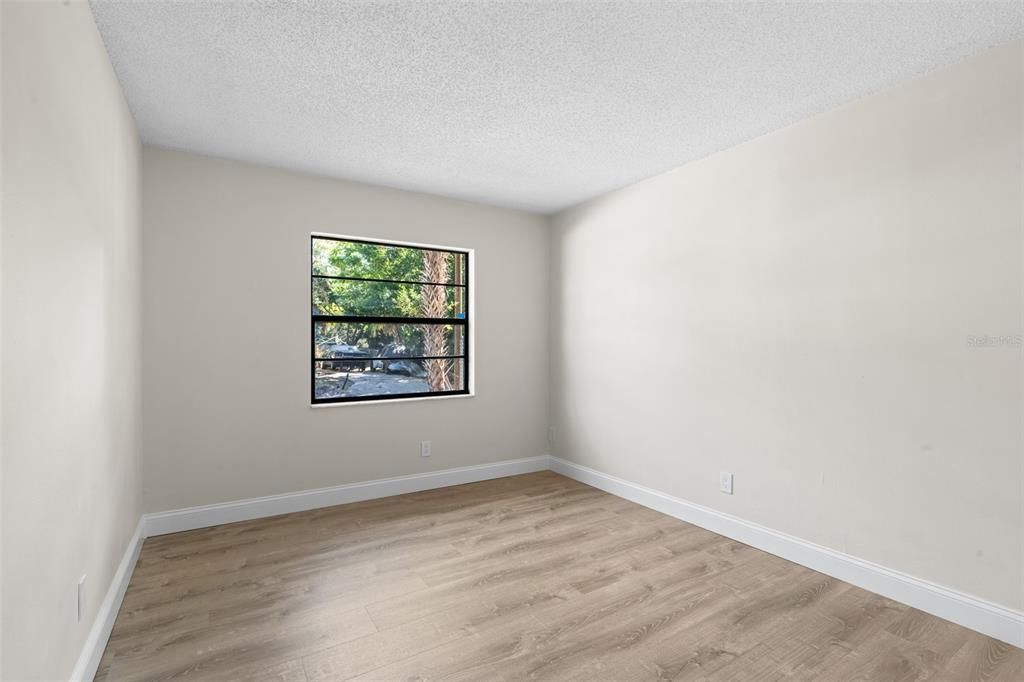 合同活跃: $249,900 (3 贝兹, 1 浴室, 1017 平方英尺)