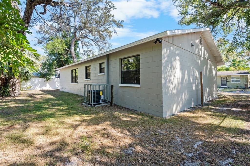 合同活跃: $249,900 (3 贝兹, 1 浴室, 1017 平方英尺)