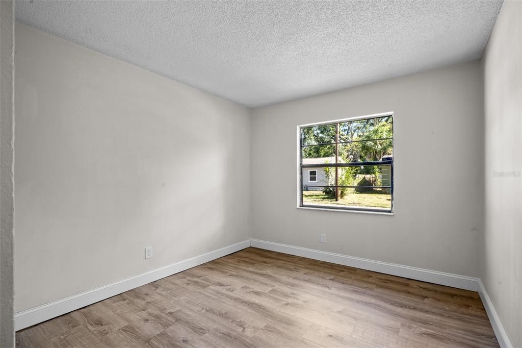 合同活跃: $249,900 (3 贝兹, 1 浴室, 1017 平方英尺)