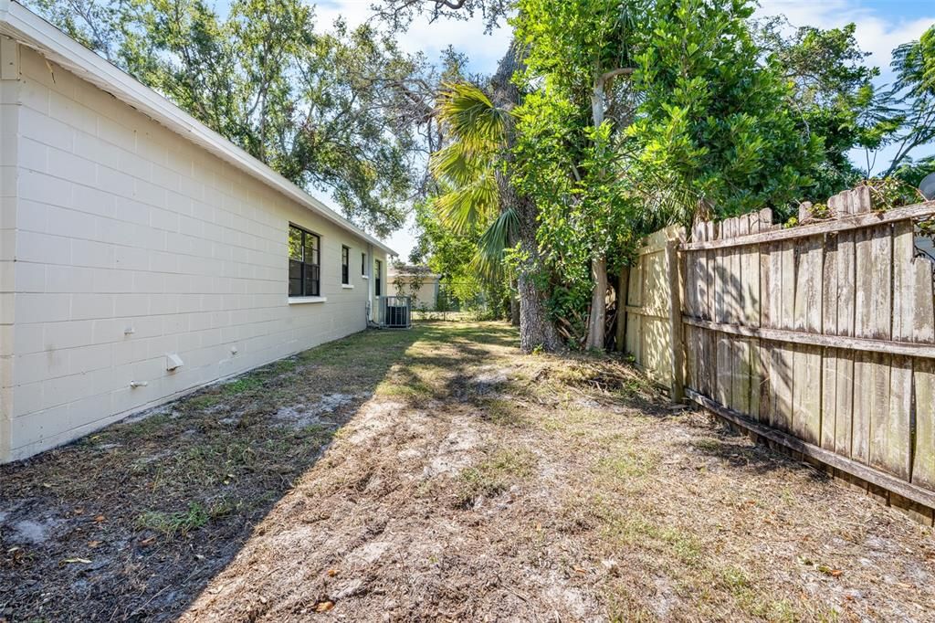 合同活跃: $249,900 (3 贝兹, 1 浴室, 1017 平方英尺)