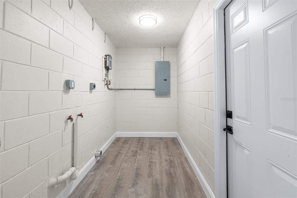 合同活跃: $249,900 (3 贝兹, 1 浴室, 1017 平方英尺)