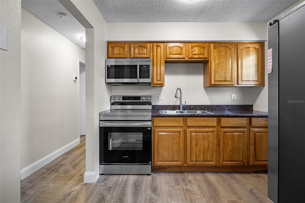 合同活跃: $249,900 (3 贝兹, 1 浴室, 1017 平方英尺)