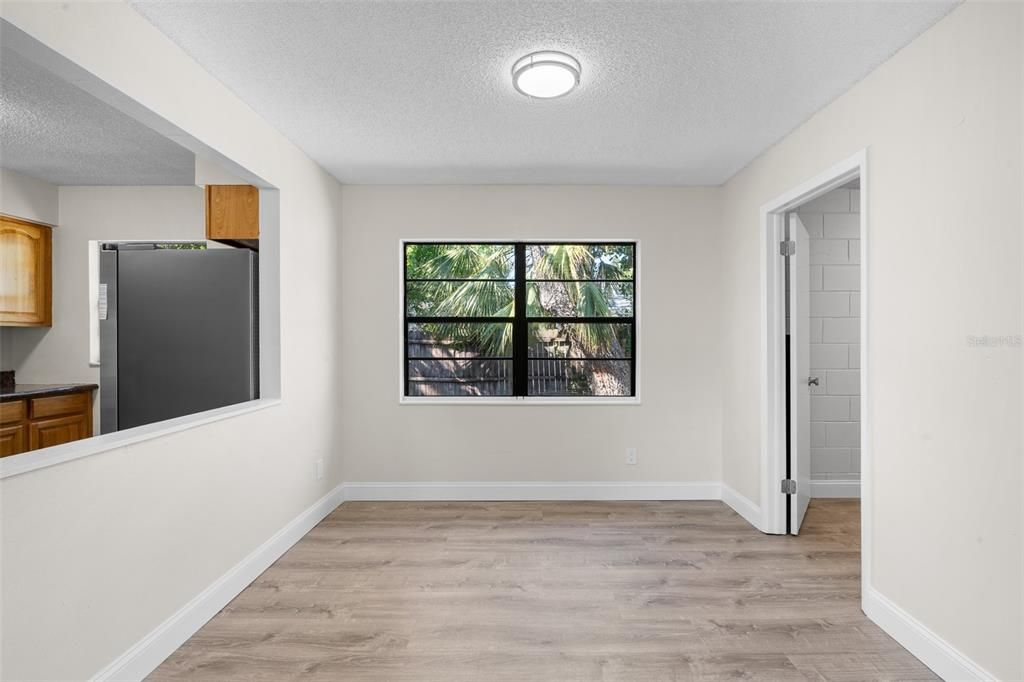 合同活跃: $249,900 (3 贝兹, 1 浴室, 1017 平方英尺)