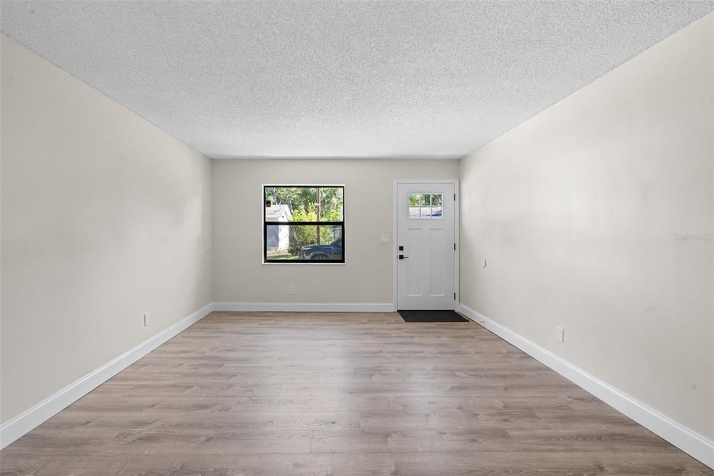 合同活跃: $249,900 (3 贝兹, 1 浴室, 1017 平方英尺)