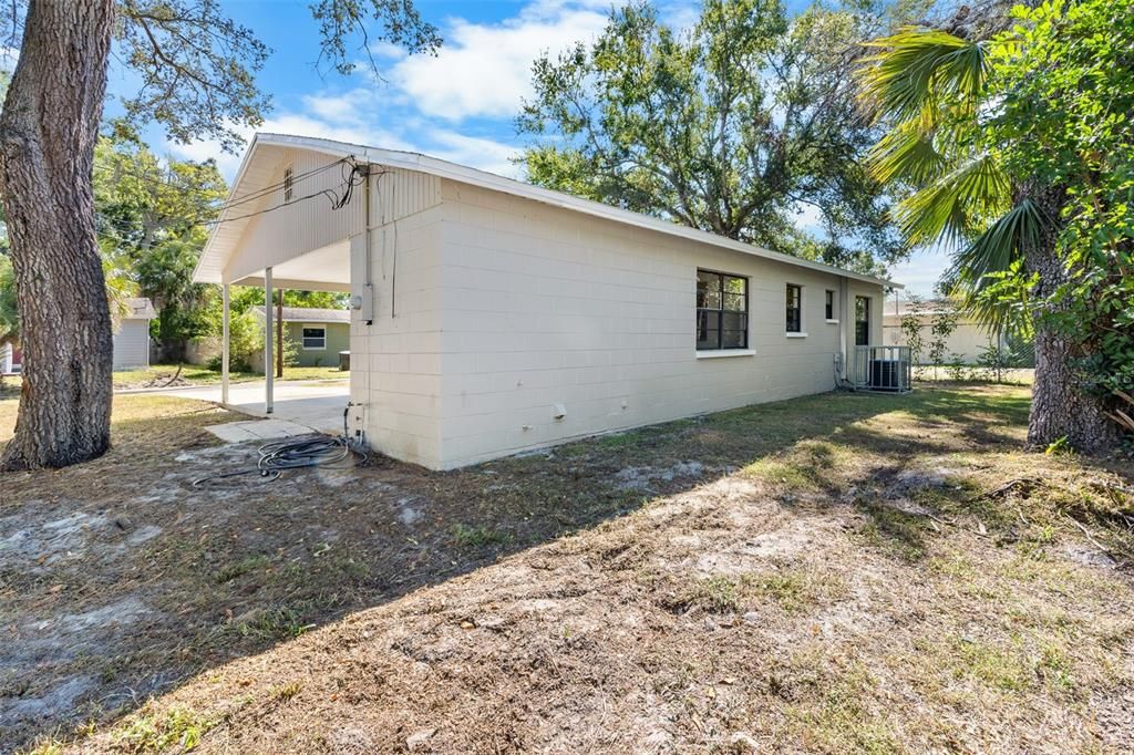 合同活跃: $249,900 (3 贝兹, 1 浴室, 1017 平方英尺)