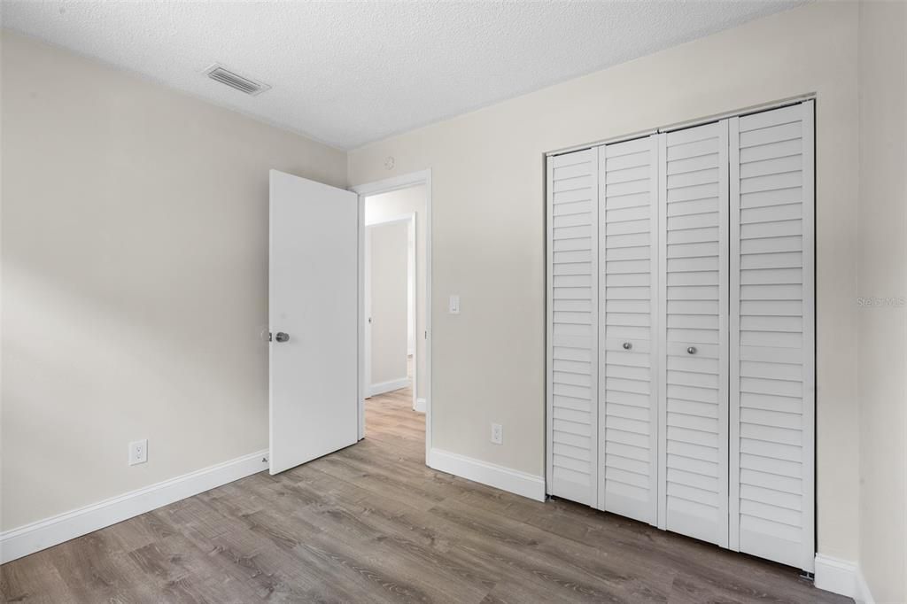 合同活跃: $249,900 (3 贝兹, 1 浴室, 1017 平方英尺)