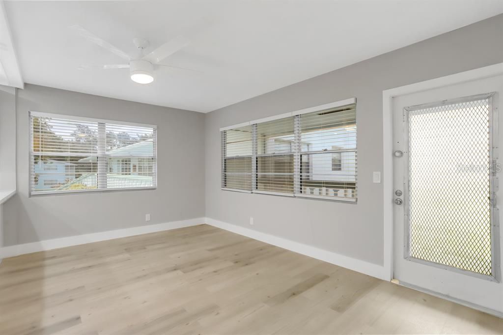 待售: $70,000 (1 贝兹, 1 浴室, 708 平方英尺)