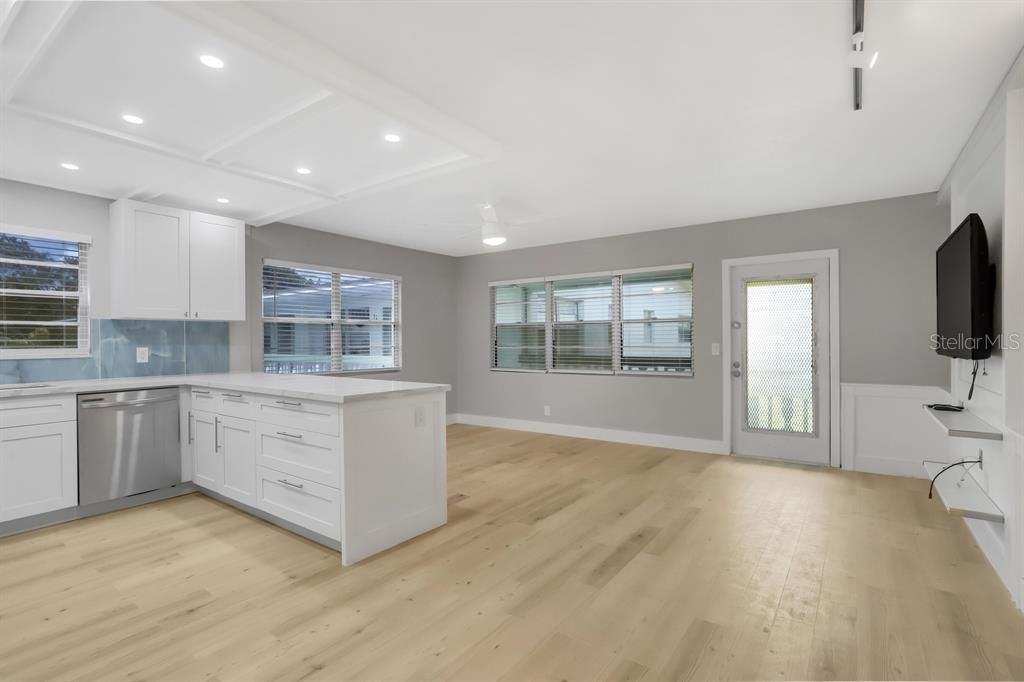 待售: $70,000 (1 贝兹, 1 浴室, 708 平方英尺)