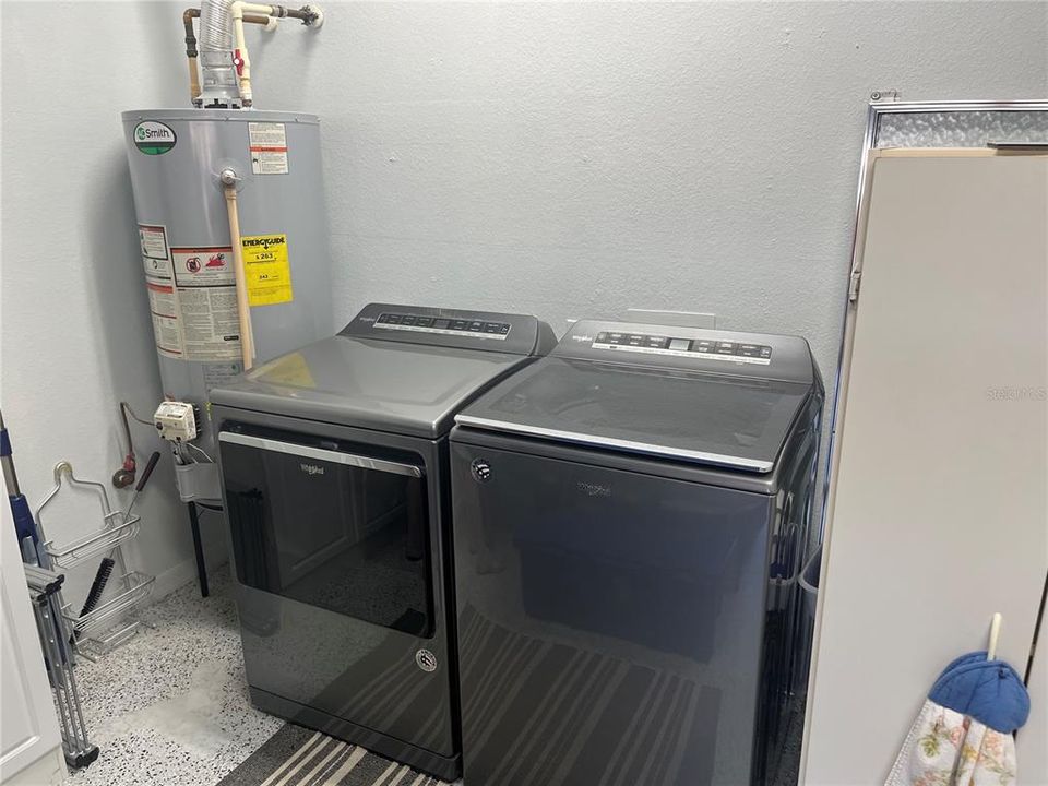 For Sale: $289,000 (2 beds, 2 baths, 1237 Square Feet)