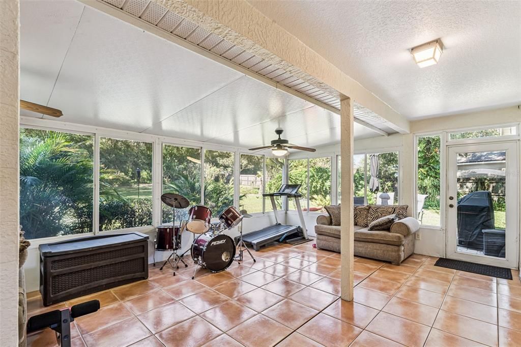 Под контрактом: $539,000 (4 спален, 4 ванн, 2462 Квадратных фут)