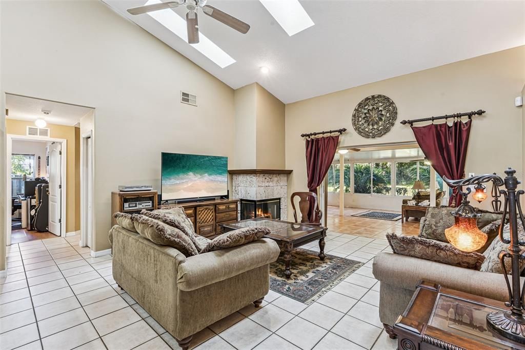 Под контрактом: $539,000 (4 спален, 4 ванн, 2462 Квадратных фут)