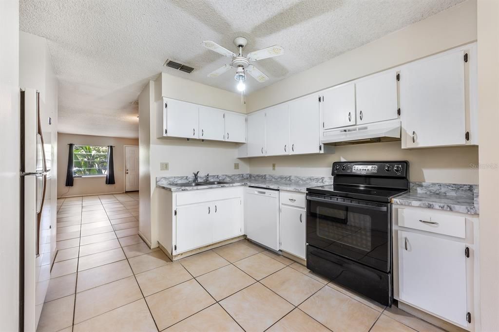 На продажу: $350,000 (4 спален, 0 ванн, 2350 Квадратных фут)