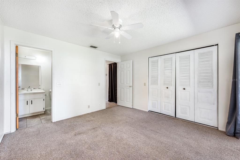 На продажу: $350,000 (4 спален, 0 ванн, 2350 Квадратных фут)