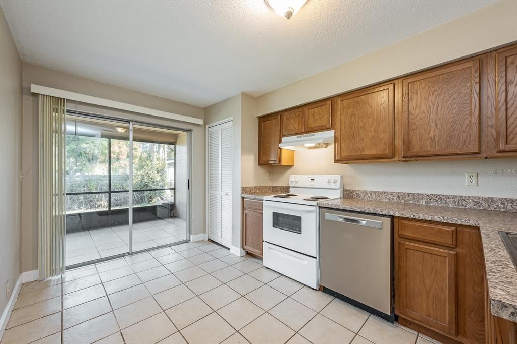 На продажу: $350,000 (4 спален, 0 ванн, 2350 Квадратных фут)