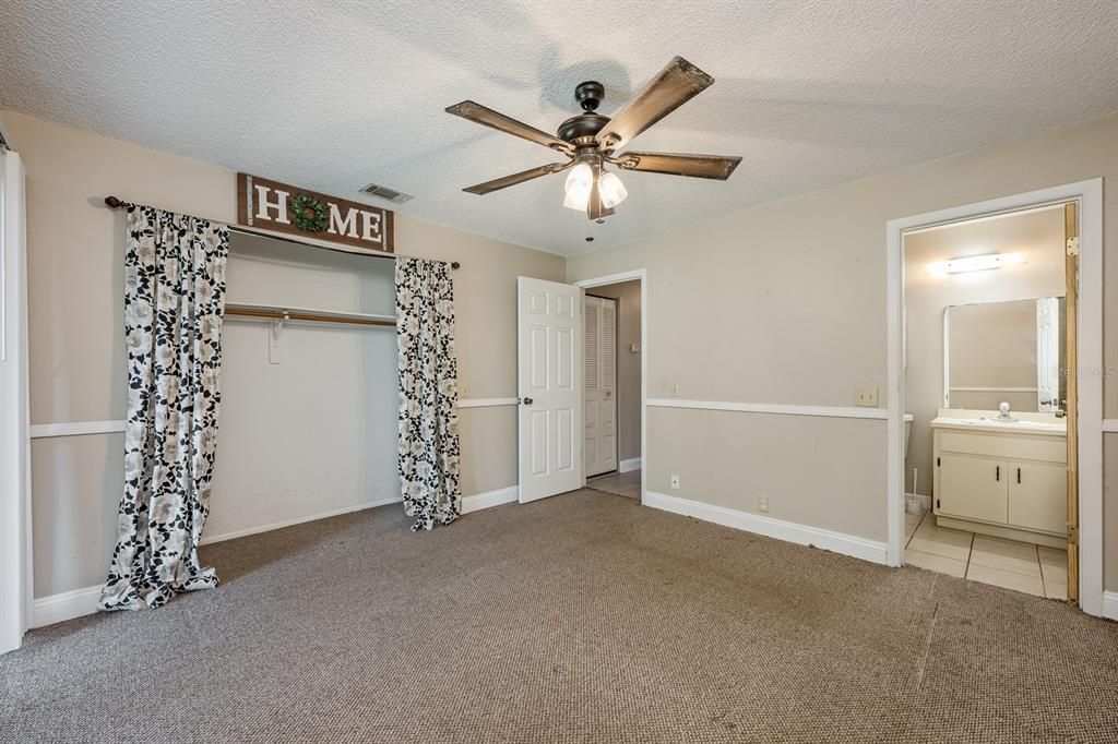 На продажу: $350,000 (4 спален, 0 ванн, 2350 Квадратных фут)