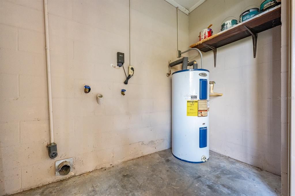 На продажу: $350,000 (4 спален, 0 ванн, 2350 Квадратных фут)