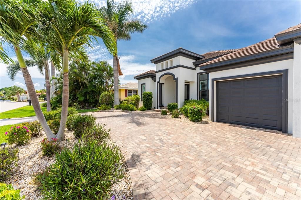 For Sale: $1,399,000 (4 beds, 2 baths, 2567 Square Feet)