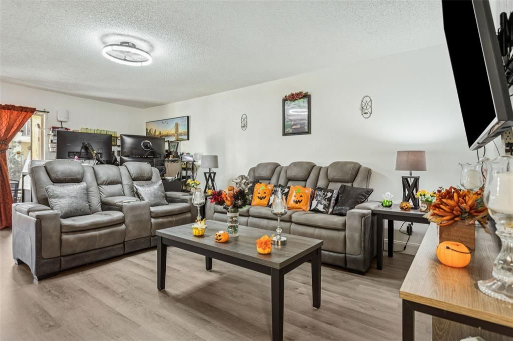 For Sale: $245,000 (3 beds, 2 baths, 1432 Square Feet)