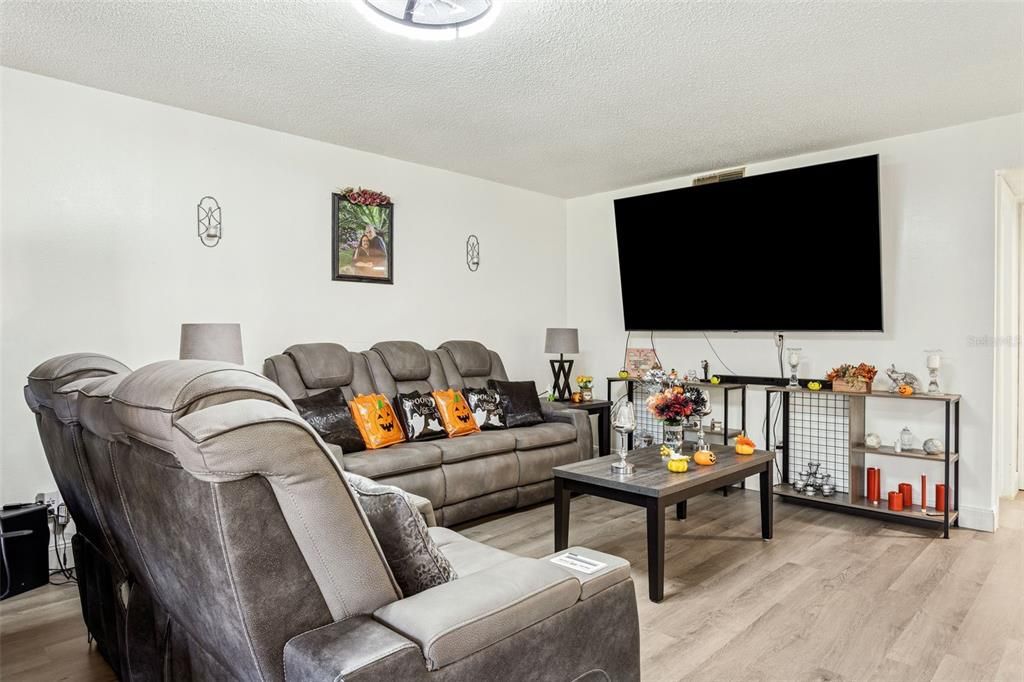 For Sale: $245,000 (3 beds, 2 baths, 1432 Square Feet)