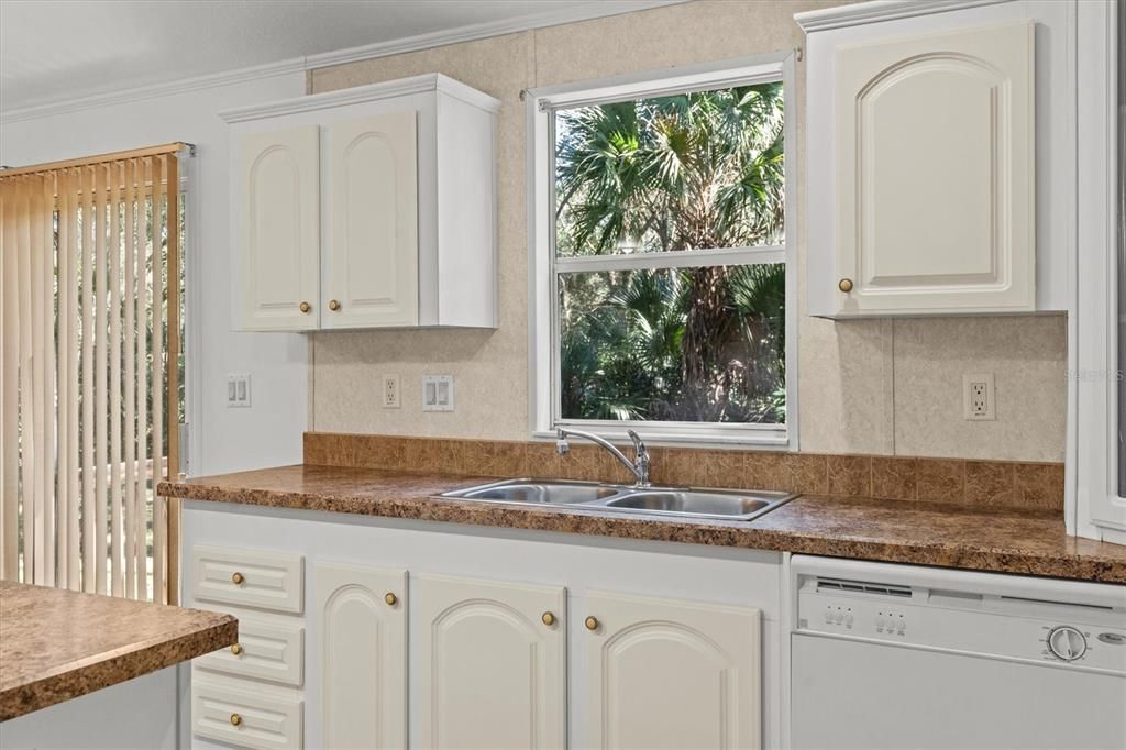 Active With Contract: $210,000 (3 beds, 2 baths, 1394 Square Feet)