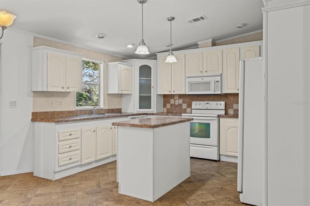 Active With Contract: $210,000 (3 beds, 2 baths, 1394 Square Feet)