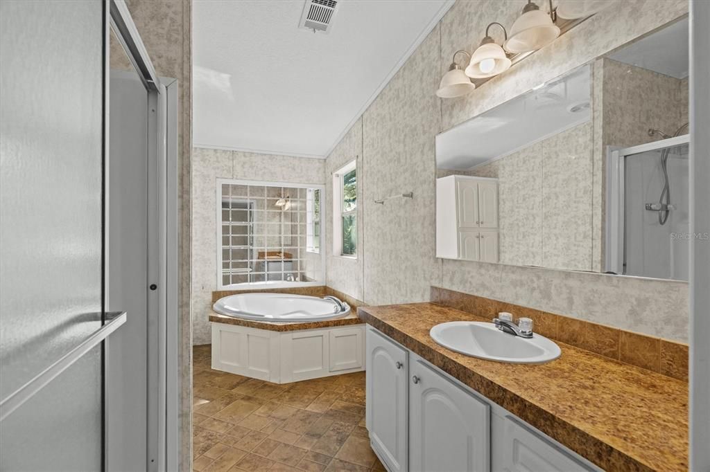 Active With Contract: $210,000 (3 beds, 2 baths, 1394 Square Feet)