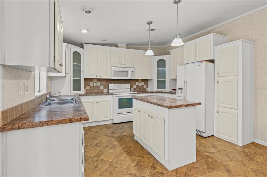 Active With Contract: $210,000 (3 beds, 2 baths, 1394 Square Feet)