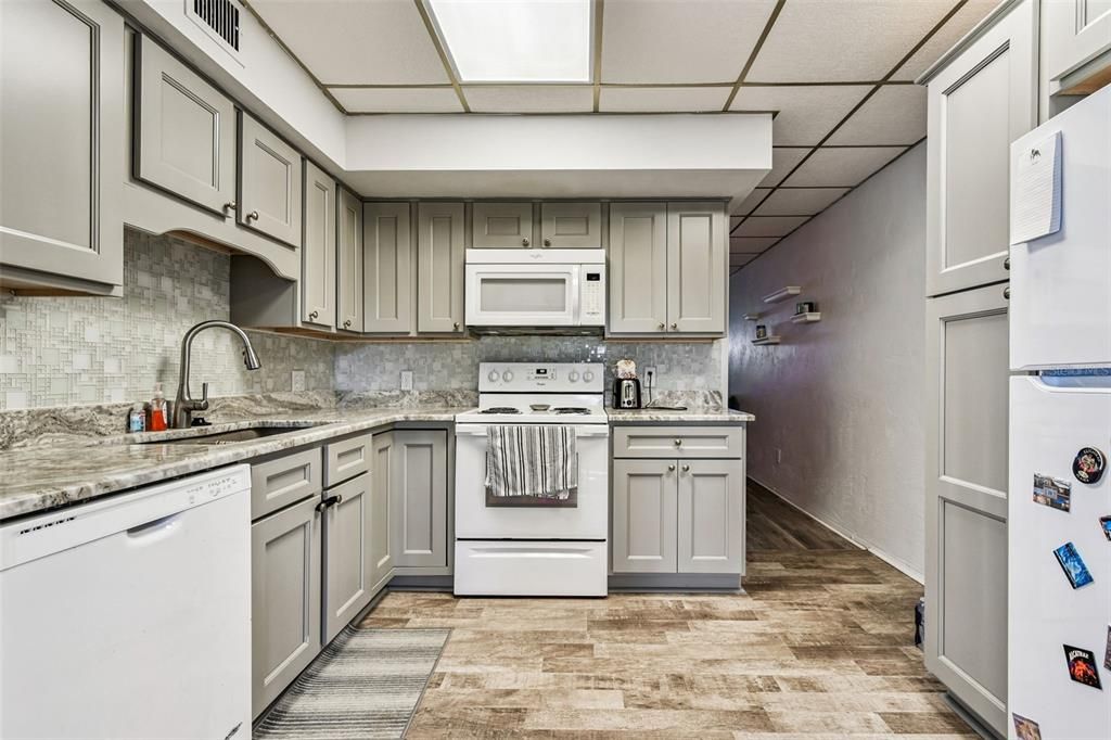 For Sale: $135,000 (2 beds, 2 baths, 835 Square Feet)