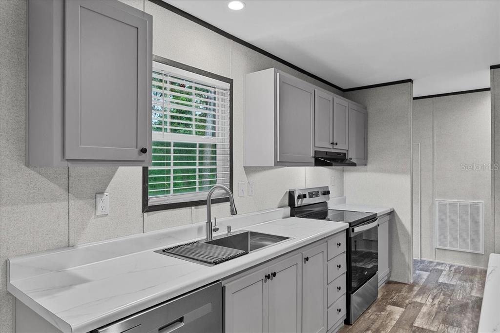 合同活跃: $265,000 (3 贝兹, 2 浴室, 1600 平方英尺)