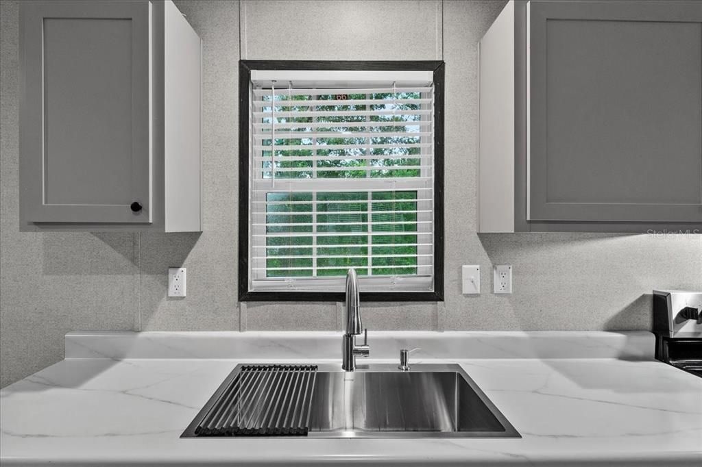 合同活跃: $265,000 (3 贝兹, 2 浴室, 1600 平方英尺)