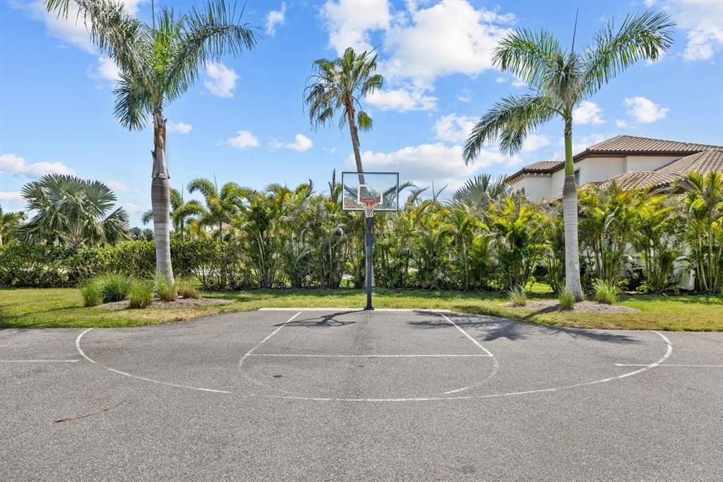 For Sale: $650,000 (4 beds, 2 baths, 2588 Square Feet)