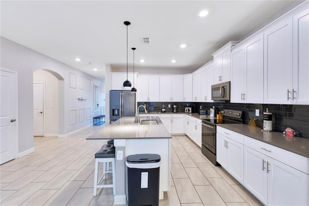 For Sale: $649,000 (6 beds, 5 baths, 3343 Square Feet)