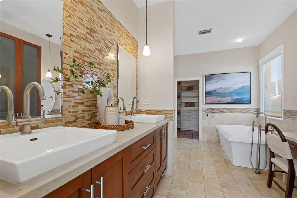 En Venta: $2,750,000 (4 camas, 3 baños, 3232 Pies cuadrados)