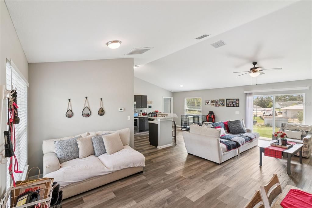 待售: $270,000 (3 贝兹, 2 浴室, 1416 平方英尺)