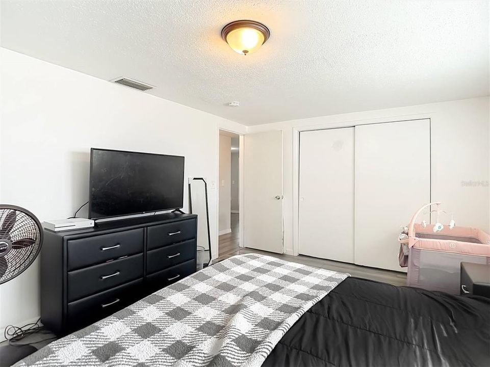 For Sale: $220,000 (3 beds, 1 baths, 1051 Square Feet)