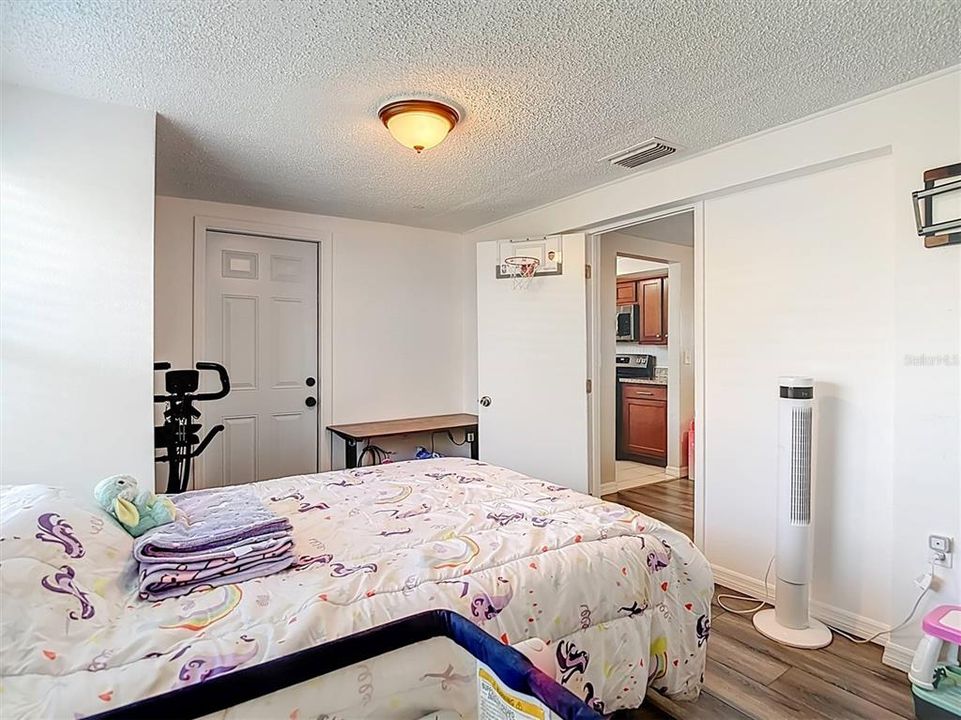 For Sale: $220,000 (3 beds, 1 baths, 1051 Square Feet)