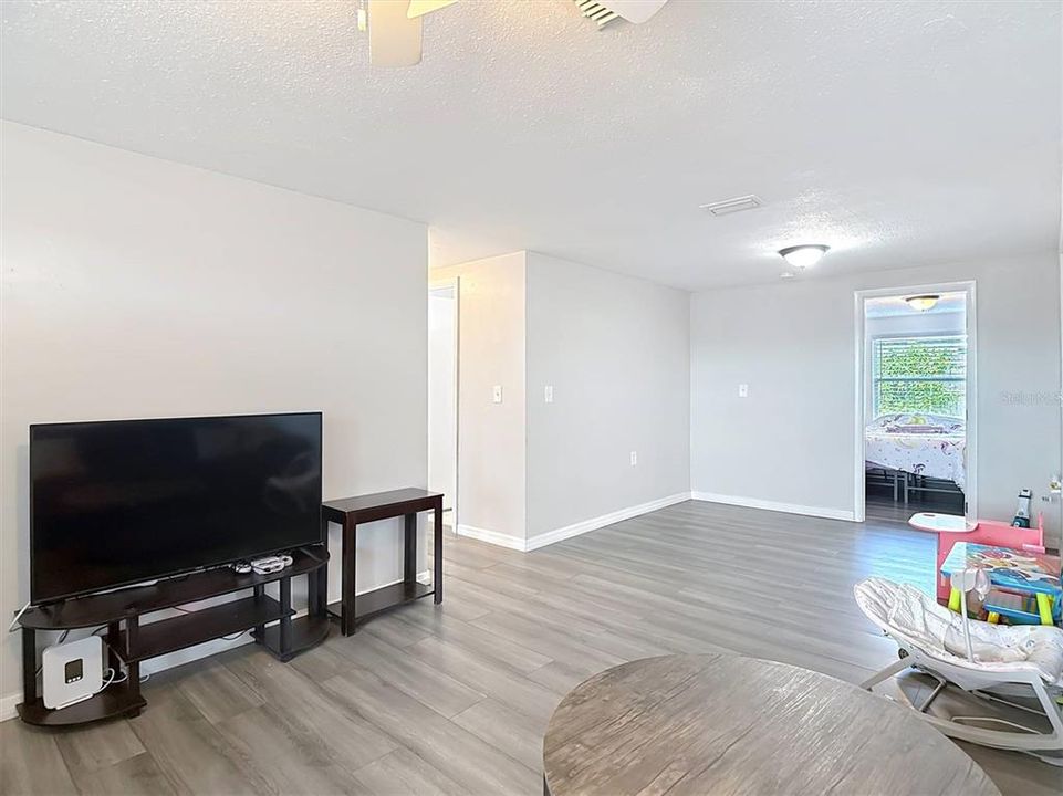 For Sale: $220,000 (3 beds, 1 baths, 1051 Square Feet)