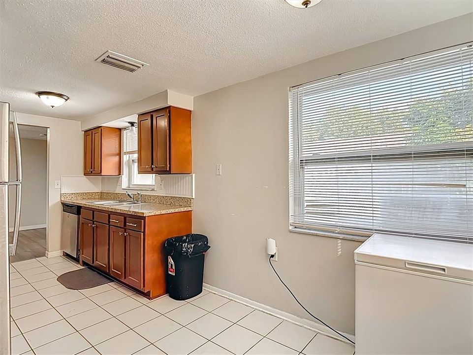 For Sale: $220,000 (3 beds, 1 baths, 1051 Square Feet)