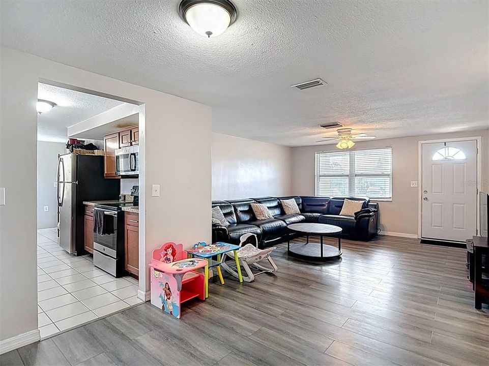 For Sale: $220,000 (3 beds, 1 baths, 1051 Square Feet)