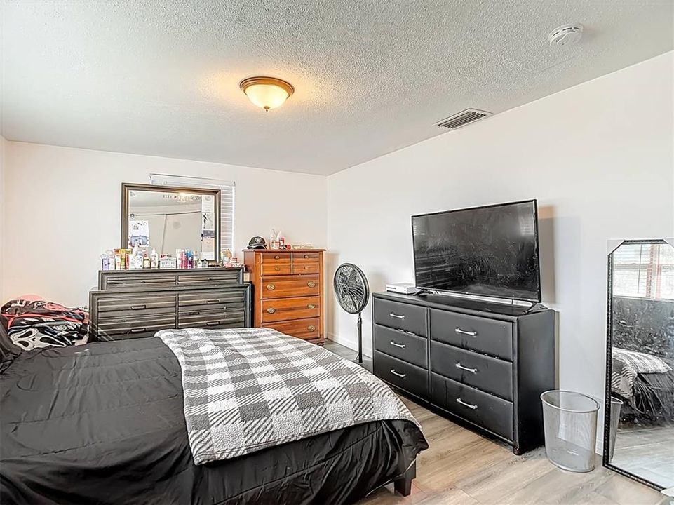 For Sale: $220,000 (3 beds, 1 baths, 1051 Square Feet)