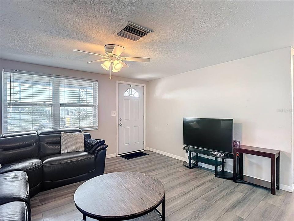 For Sale: $220,000 (3 beds, 1 baths, 1051 Square Feet)