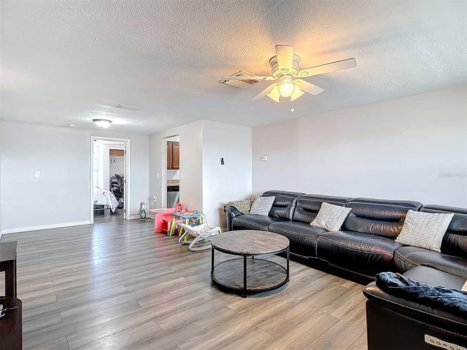 For Sale: $220,000 (3 beds, 1 baths, 1051 Square Feet)