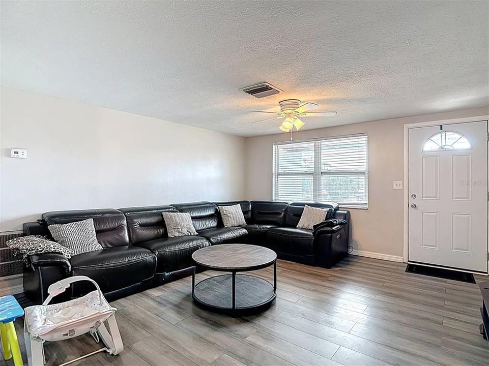 For Sale: $220,000 (3 beds, 1 baths, 1051 Square Feet)