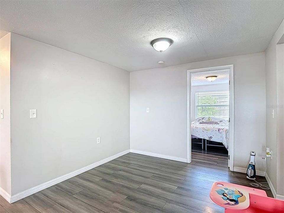 For Sale: $220,000 (3 beds, 1 baths, 1051 Square Feet)