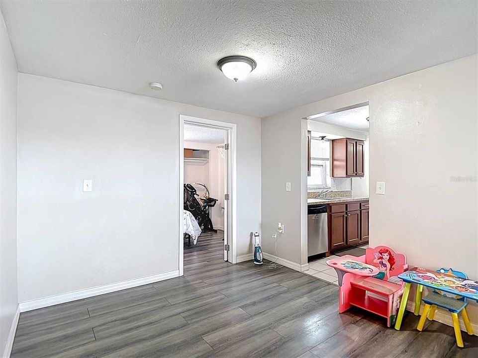 For Sale: $220,000 (3 beds, 1 baths, 1051 Square Feet)