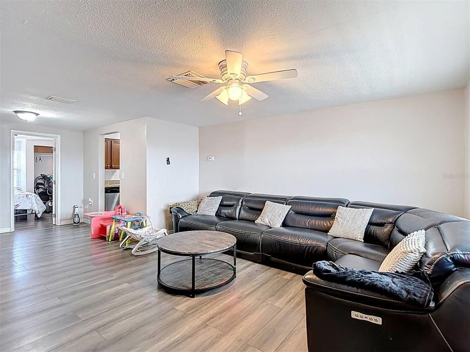 For Sale: $220,000 (3 beds, 1 baths, 1051 Square Feet)