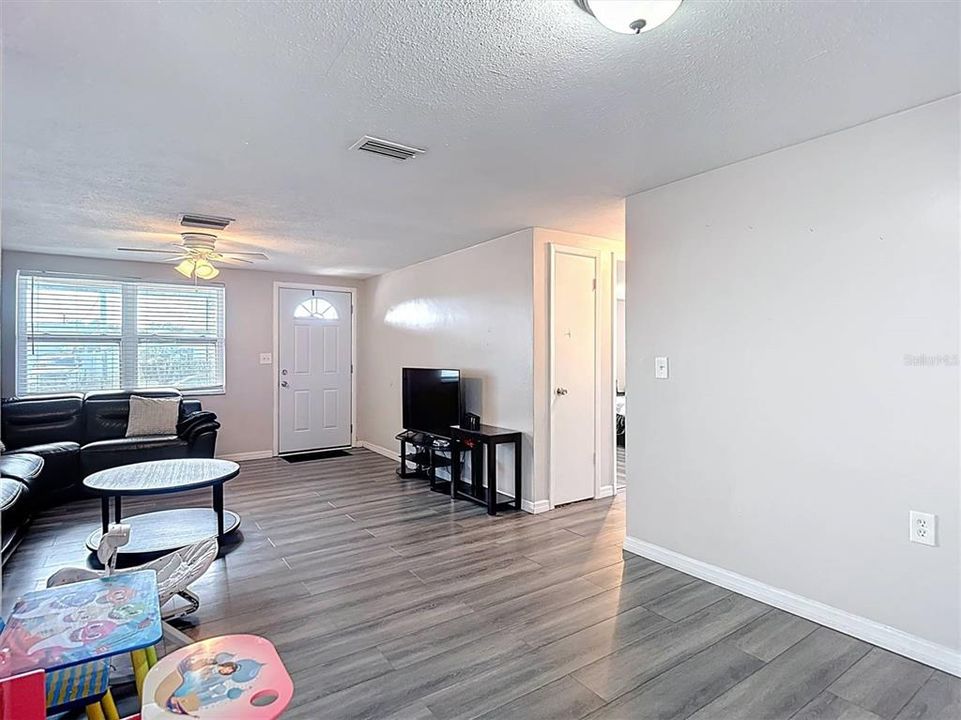 For Sale: $220,000 (3 beds, 1 baths, 1051 Square Feet)
